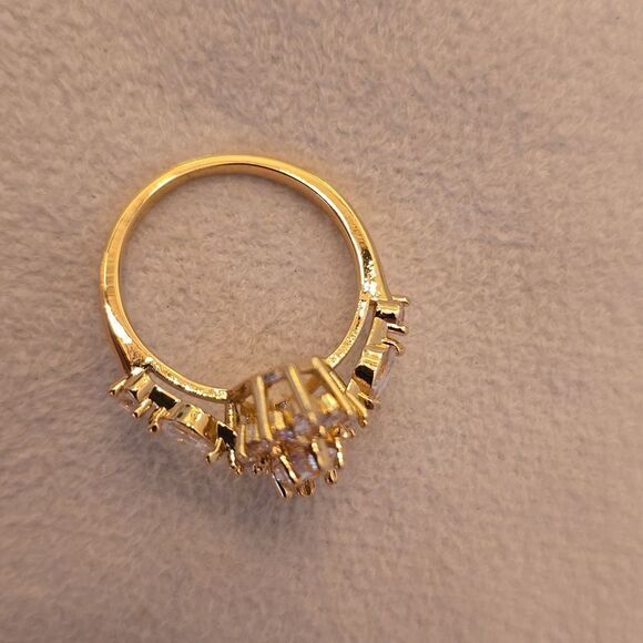Gold tone size 8 sparkling ring - Picture 4 of 11